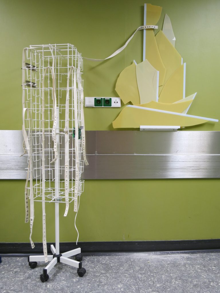Installation aus Fundstücken
