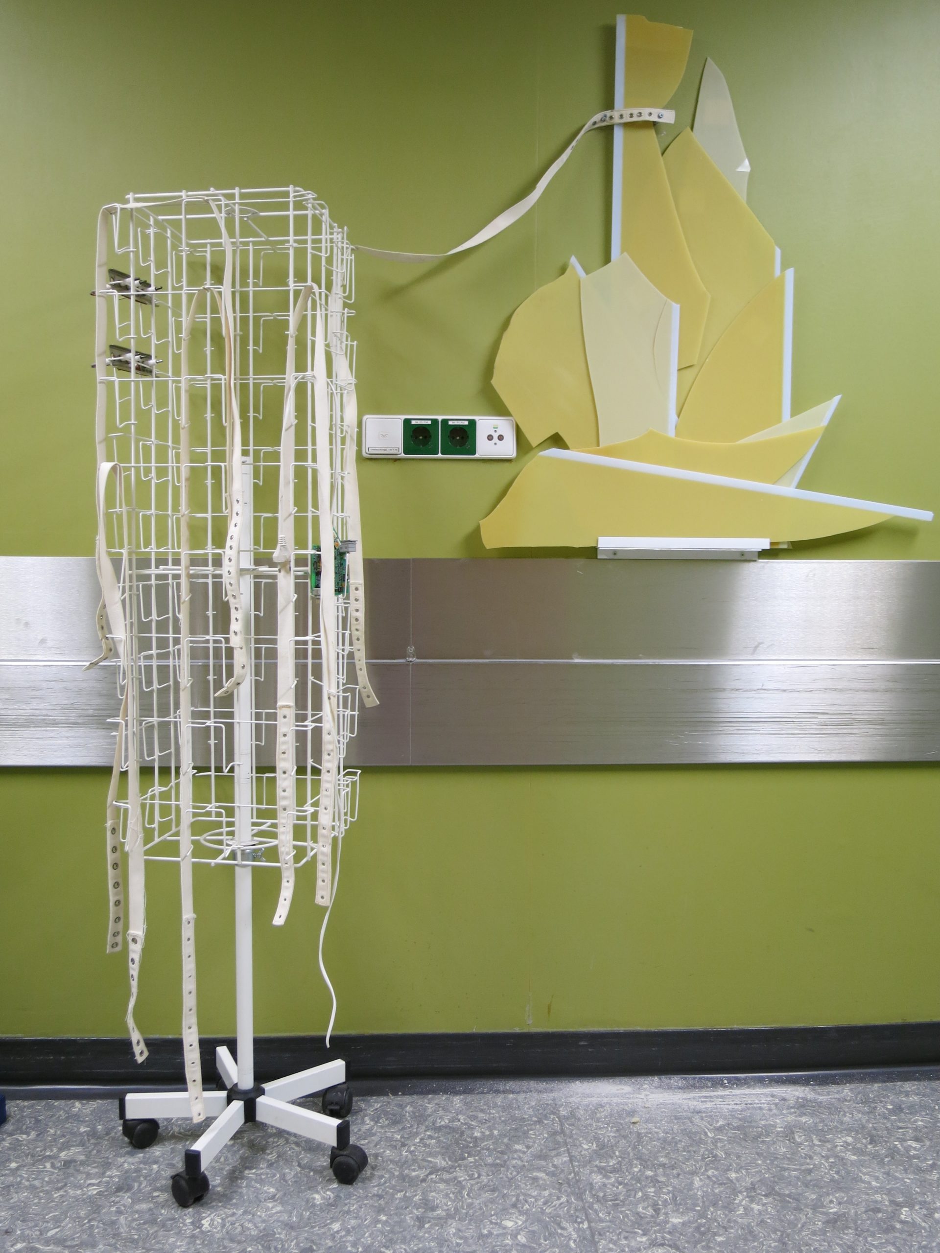 Installation aus Fundstücken