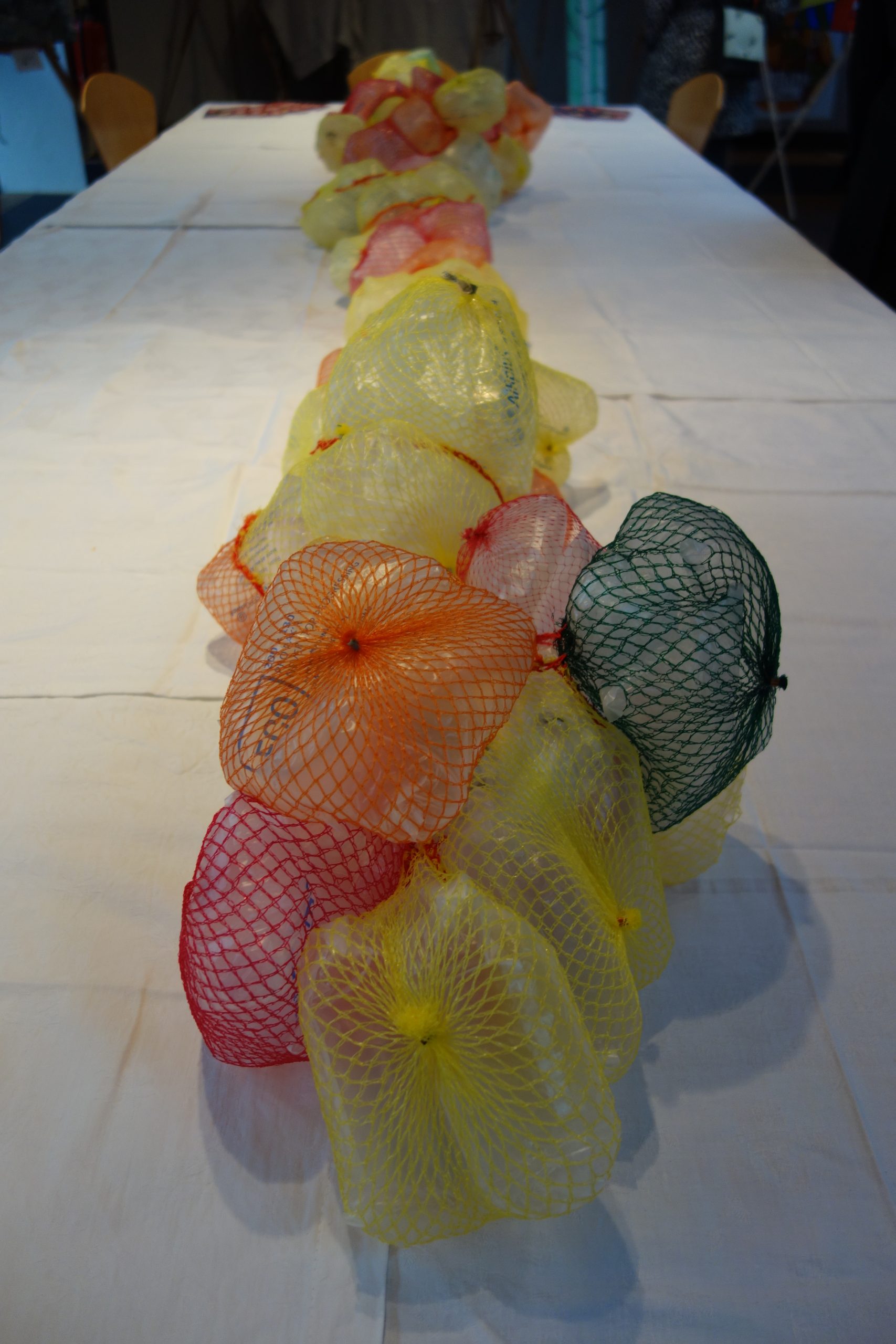 Installation aus Verpackungsmaterial