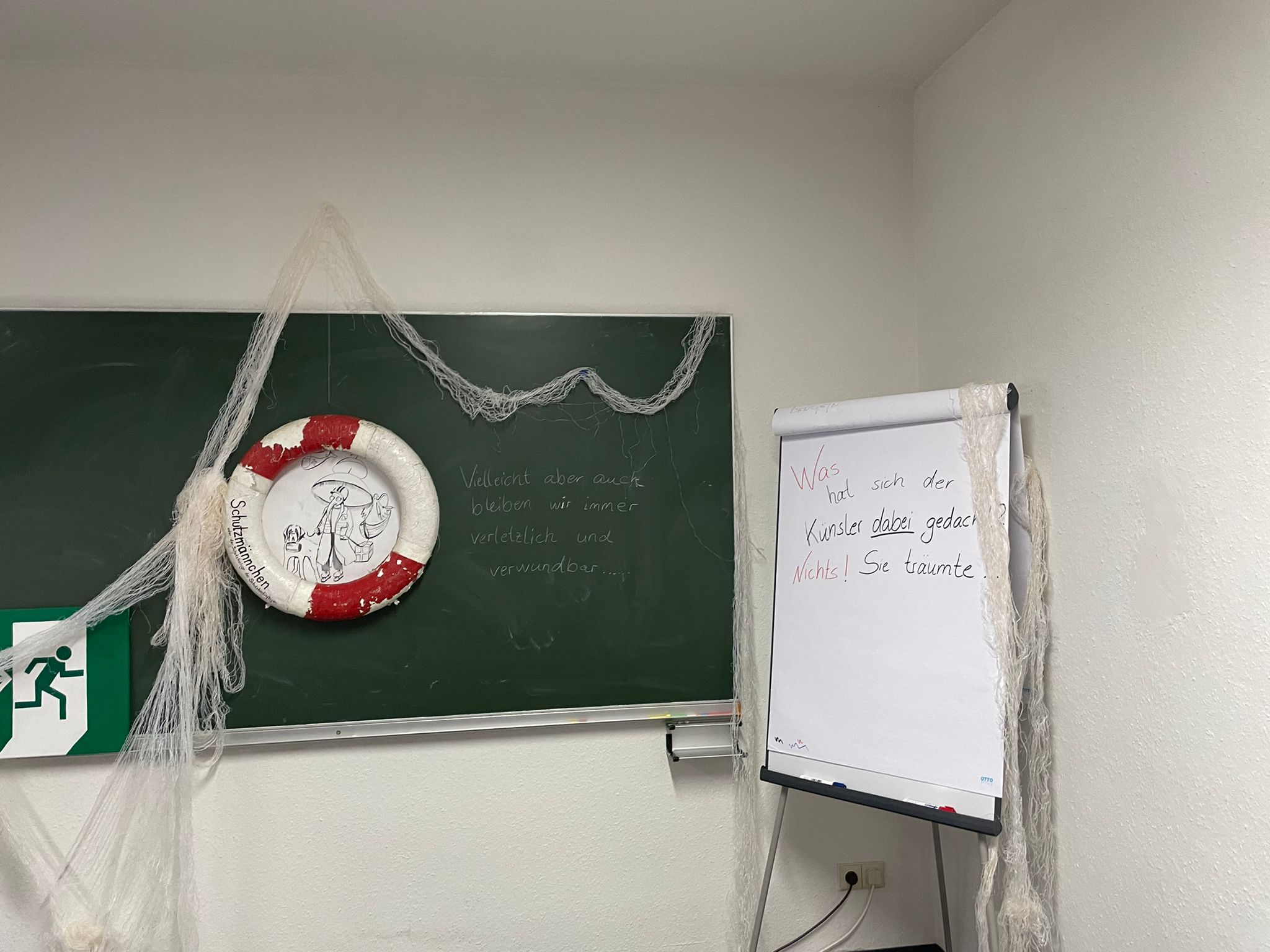 Ausstellungsansicht mit Schreibfehler