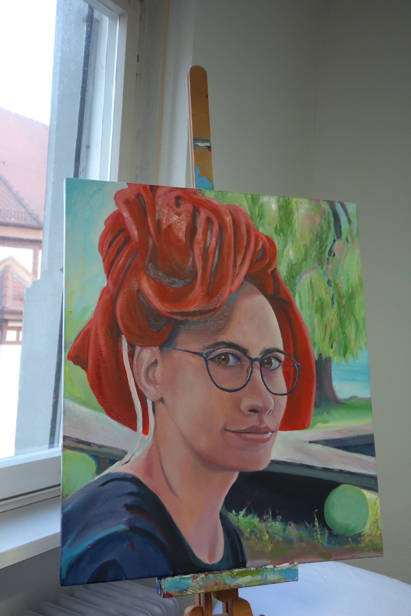 Junge Frau mit Pulli auf dem Kopf