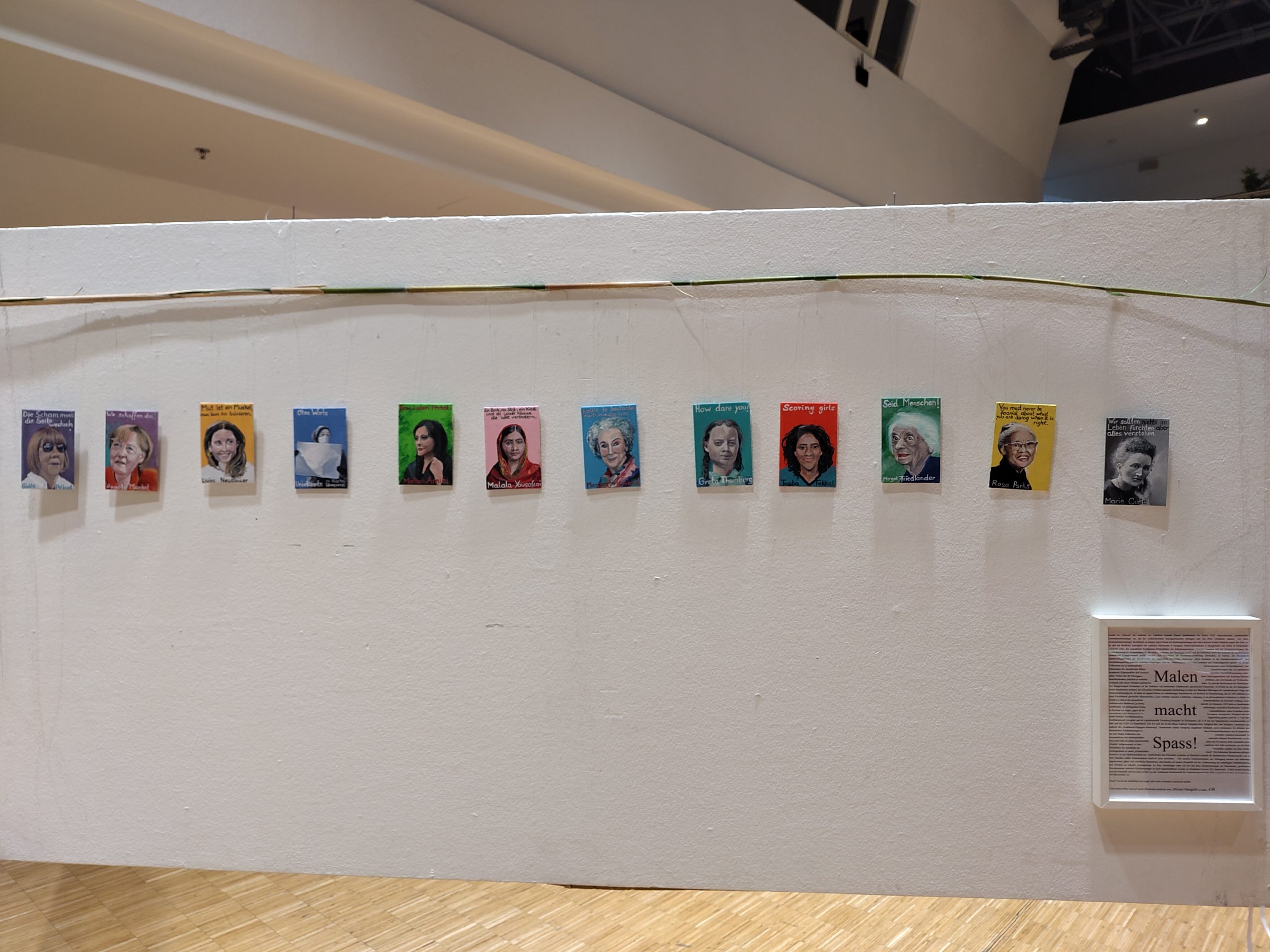 Frauenserie Ausstellungsansicht